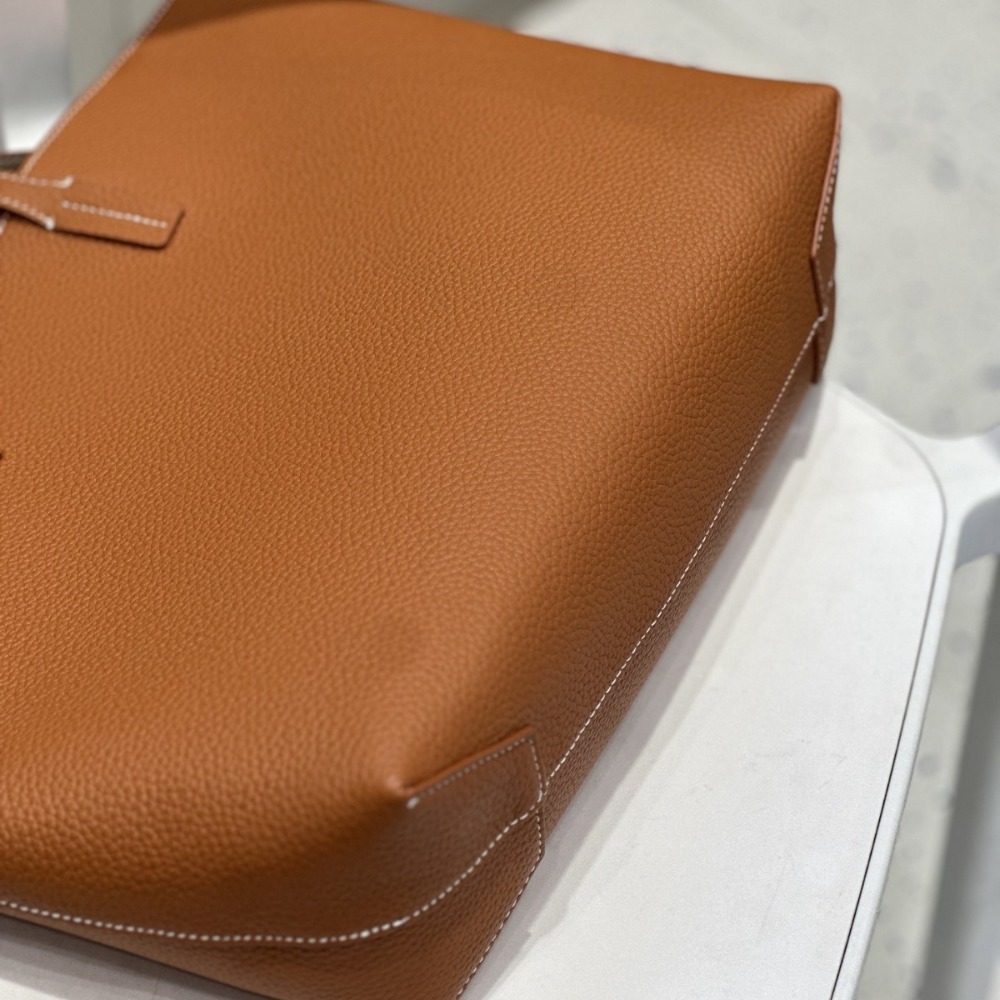Inside and Outside Contrasting - Quiet Luxury Bags Tote recension och pris